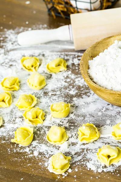 Herstellung von Käse-Tortellini — Stockfoto