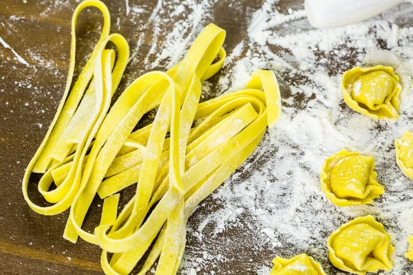 Herstellung von Käse-Tortellini — Stockfoto