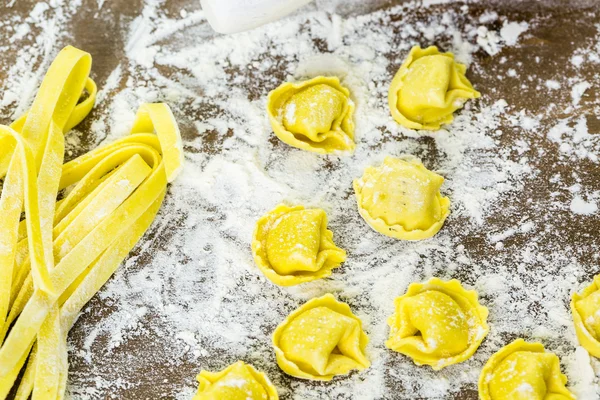 Herstellung von Käse-Tortellini — Stockfoto