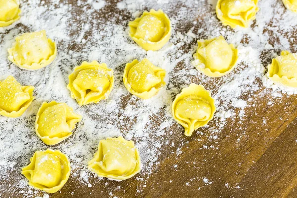 Herstellung von Käse-Tortellini — Stockfoto