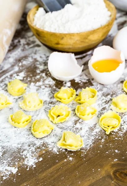 Fazendo tortellini queijo — Fotografia de Stock