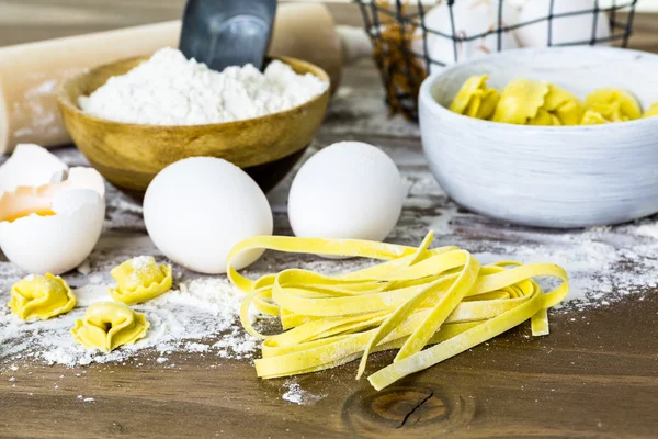 Fabrication de tortellini au fromage — Photo