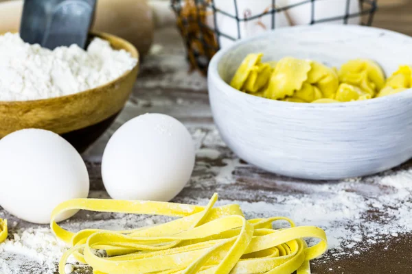 Herstellung von Käse-Tortellini — Stockfoto