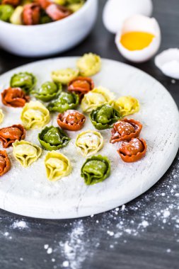 Gökkuşağı peynirli tortellini