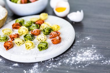 Gökkuşağı peynirli tortellini