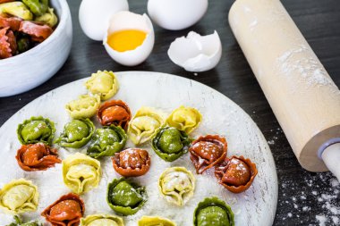 Taze gökkuşağı peynirli tortellini yapma