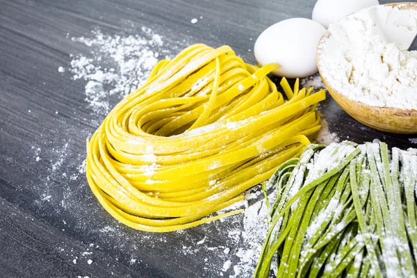 Linguine pasta с фермерскими свежими продуктами — стоковое фото