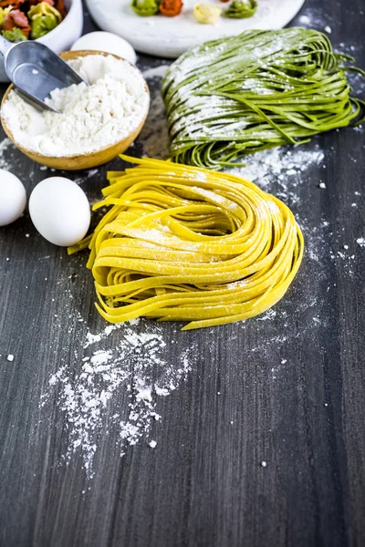 Linguine pasta с фермерскими свежими продуктами — стоковое фото