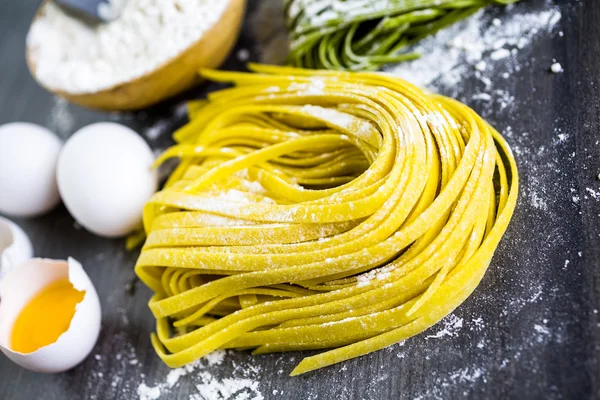 Fettuccine Pasta mit hofeigenen frischen Produkten — Stockfoto