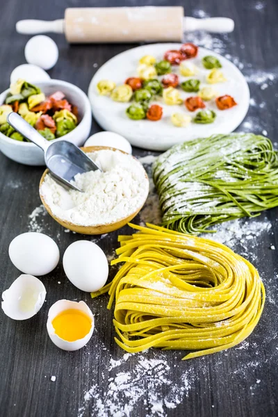 Fettuccine Pasta mit hofeigenen frischen Produkten — Stockfoto