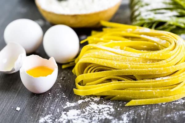 Fettuccine Pasta mit hofeigenen frischen Produkten — Stockfoto
