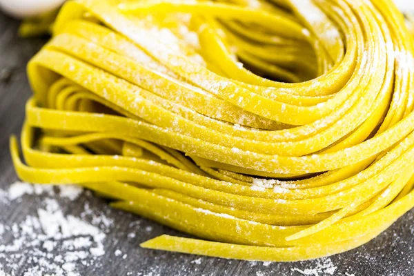 Herstellung hausgemachter Fettuccine-Pasta — Stockfoto