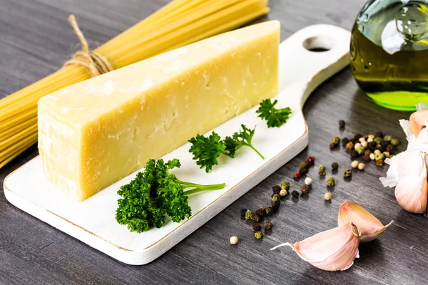 Makarna otlar sarımsak ve Parmesan peyniri ile — Stok fotoğraf