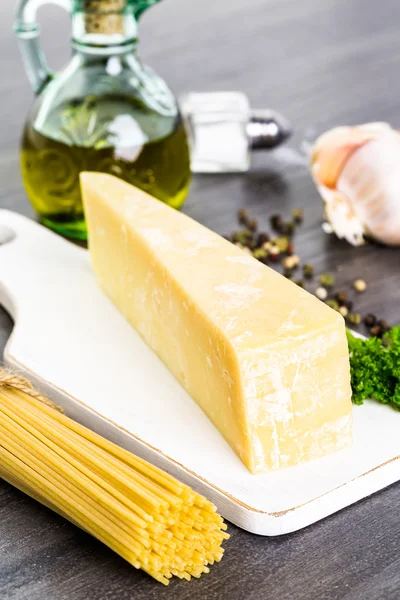 Pasta met knoflook kruiden en Parmezaanse kaas — Stockfoto