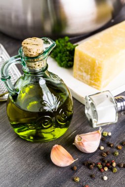 Makarna otlar sarımsak ve Parmesan peyniri ile