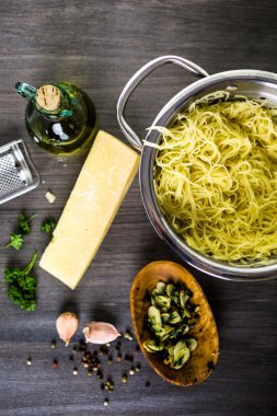 Makarna otlar sarımsak ve Parmesan peyniri ile