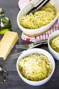 Sarımsak ile organik makarna pişirme