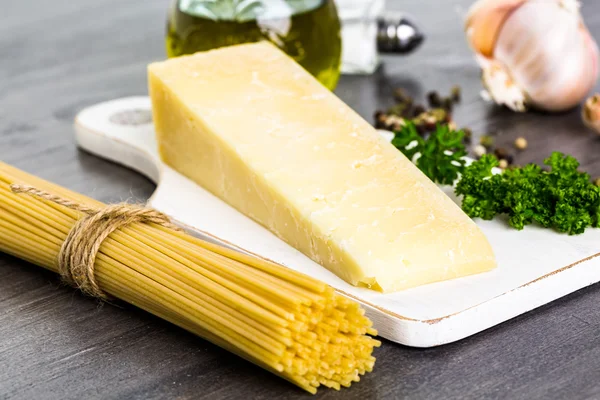 Tészta fokhagymás gyógynövények és parmezán sajt — Stock Fotó