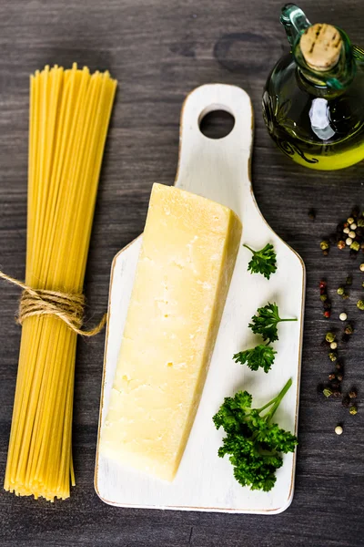 Pasta met knoflook kruiden en Parmezaanse kaas — Stockfoto