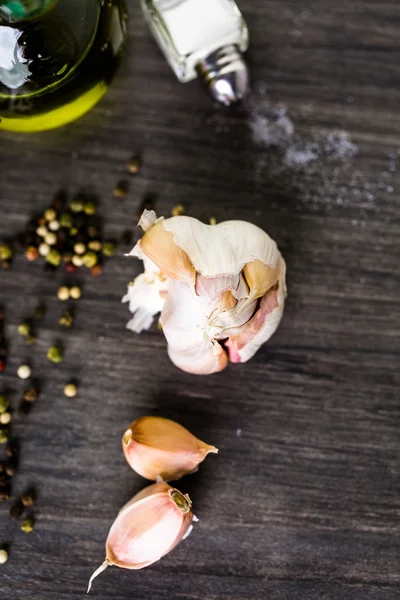 Organische knoflook op tafel — Stockfoto