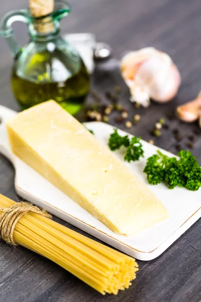 Pasta met knoflook kruiden en Parmezaanse kaas — Stockfoto