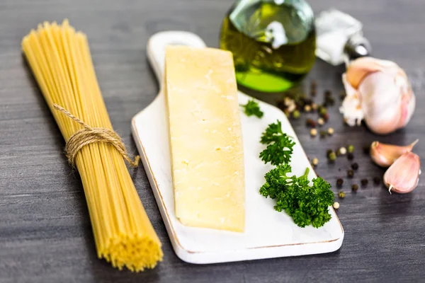 Pasta met knoflook kruiden en Parmezaanse kaas — Stockfoto