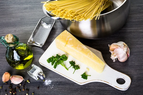 Pâtes aux herbes à l'ail et au parmesan — Photo