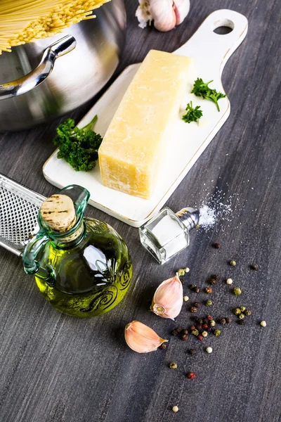 Těstoviny s česnekem bylinkami a parmezánem — Stock fotografie