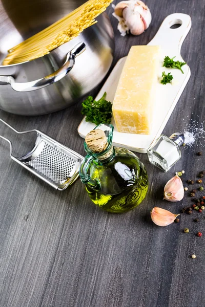 Nudeln mit Knoblauchkräutern und Parmesan — Stockfoto