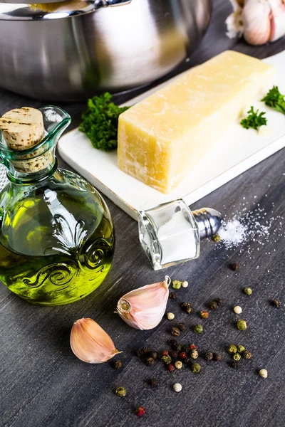 Massa com ervas de alho e queijo parmesão — Fotografia de Stock