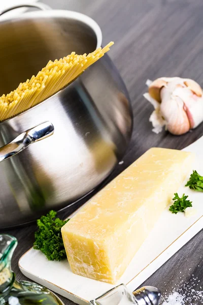 Pasta with garlic herbs and Parmesan cheese — Stock Photo, Image