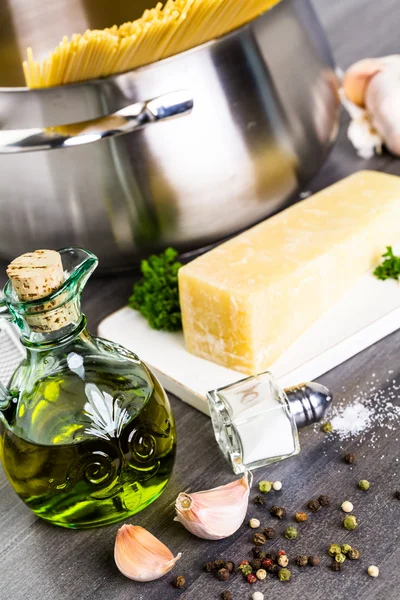 Massa com ervas de alho e queijo parmesão — Fotografia de Stock