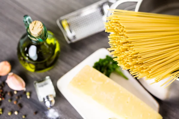Pasta met knoflook kruiden en Parmezaanse kaas — Stockfoto