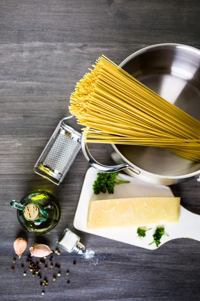 Makarna otlar sarımsak ve Parmesan peyniri ile — Stok fotoğraf