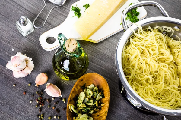 Makarna otlar sarımsak ve Parmesan peyniri ile — Stok fotoğraf