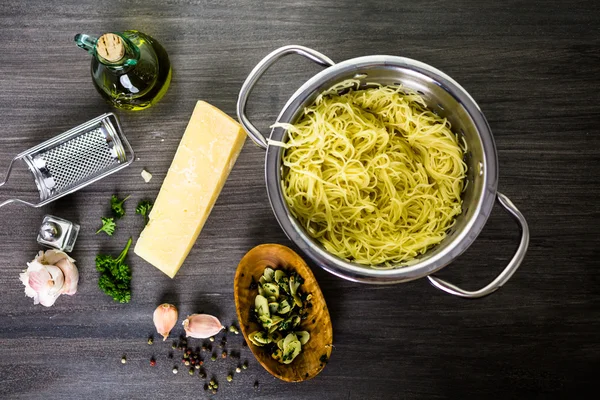 Makarna otlar sarımsak ve Parmesan peyniri ile — Stok fotoğraf