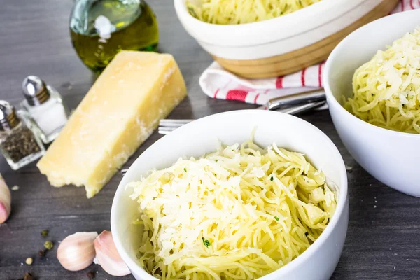 Matlagning ekologisk pasta med vitlök — Stockfoto