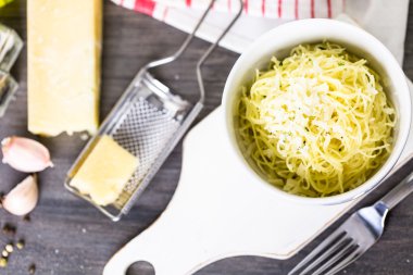 Makarna otlar sarımsak ve Parmesan peyniri ile