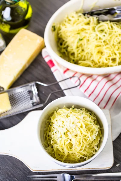 Massa com ervas de alho e queijo parmesão — Fotografia de Stock