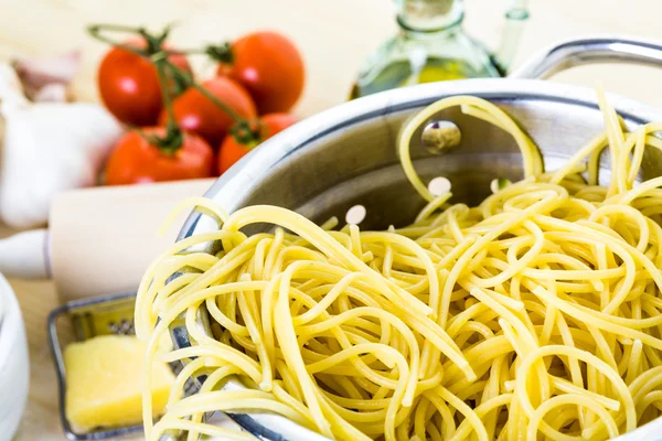 Bio-Spaghetti kochen — Stockfoto