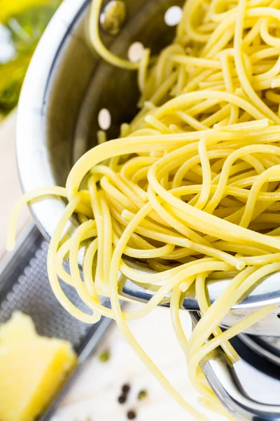 Bio-Spaghetti kochen — Stockfoto