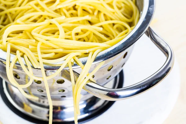 Cooking organic spaghetti — Stock Photo, Image