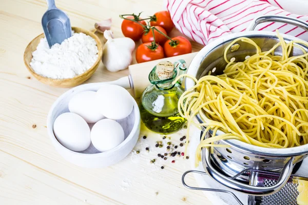 Cocinar espaguetis orgánicos — Foto de Stock