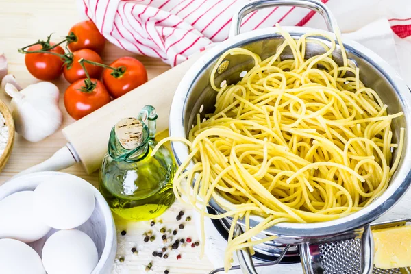 Cozinhar espaguete orgânico — Fotografia de Stock