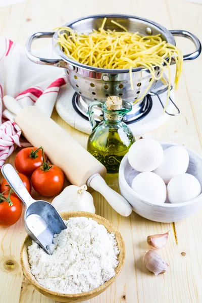 Matlagning ekologisk spaghetti — Stockfoto