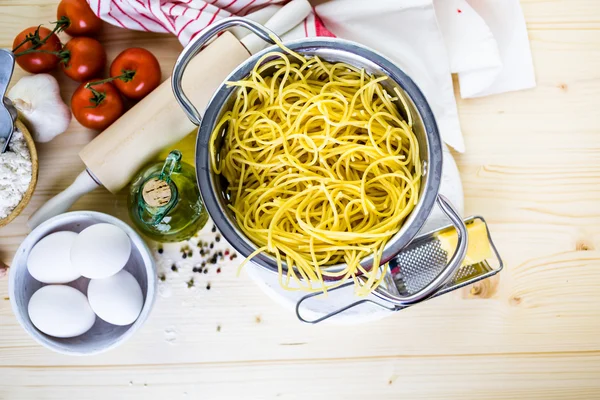 Приготовление органических спагетти — стоковое фото
