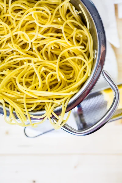 Cooking organic spaghetti — Stock Photo, Image