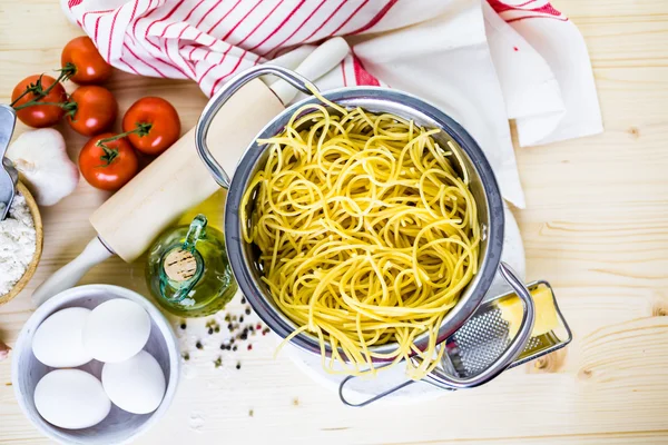 Bio-Spaghetti kochen — Stockfoto