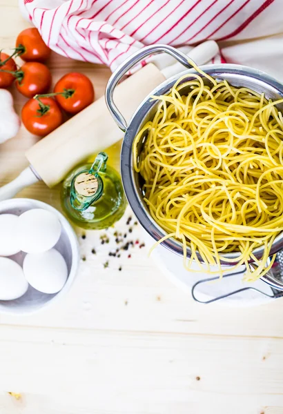 Bio-Spaghetti kochen — Stockfoto