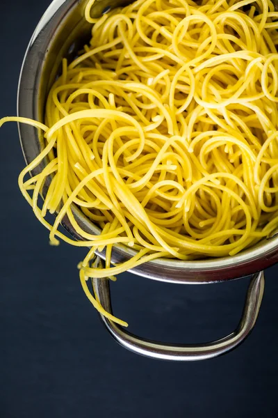 Приготовление органических спагетти — стоковое фото